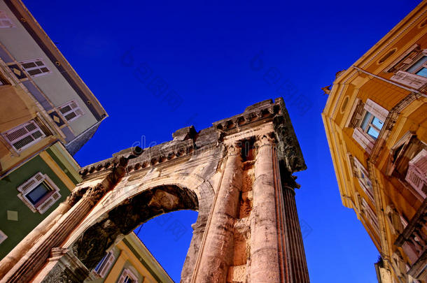 普拉谢尔盖罗马拱门上方的天空
