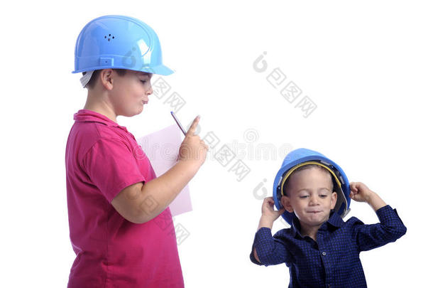 戴头盔的男孩训斥一个小男孩