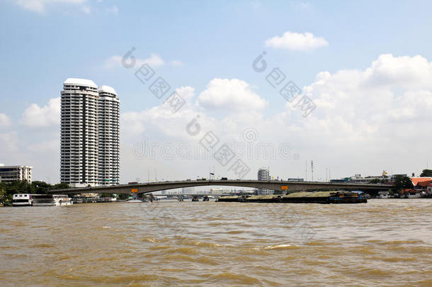 河边风景。曼谷跨河大桥。
