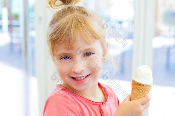 喜欢吃<strong>甜筒冰淇淋</strong>的小女孩