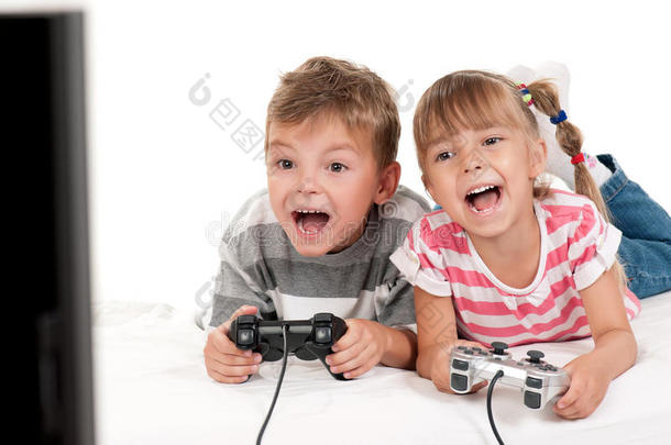 快乐的女孩和男孩玩电子游戏