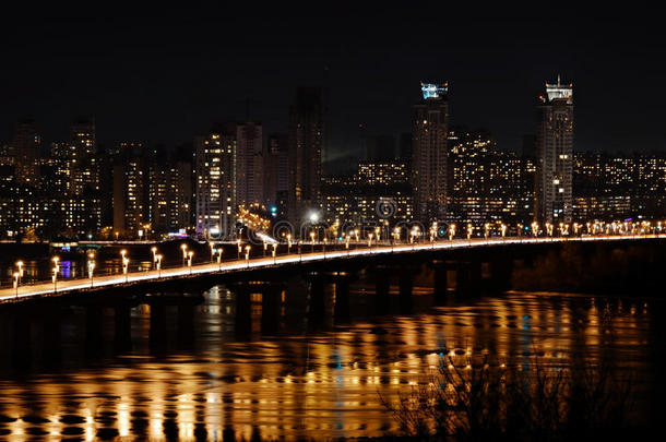 夜晚的城市和灯火通明的桥