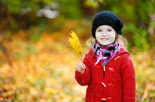 秋天穿鲜红色外套的小女孩