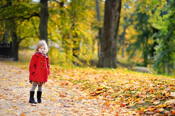 秋天穿鲜红色外套的小女孩