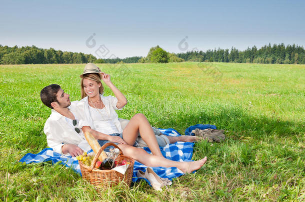 野餐-阳光明媚的<strong>草</strong>地上的浪漫情侣
