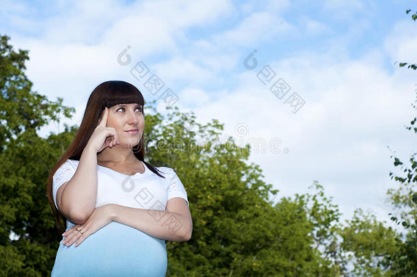 怀孕的年轻女子