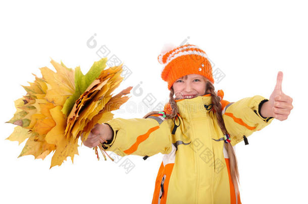 戴着秋天橘色帽子拿着树叶的女孩。
