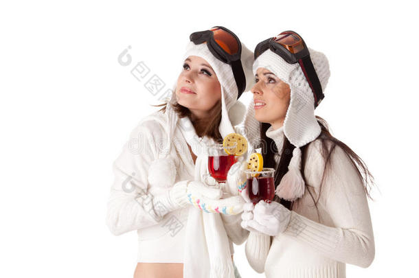 戴着滑雪眼镜的女人喝着热葡萄酒。