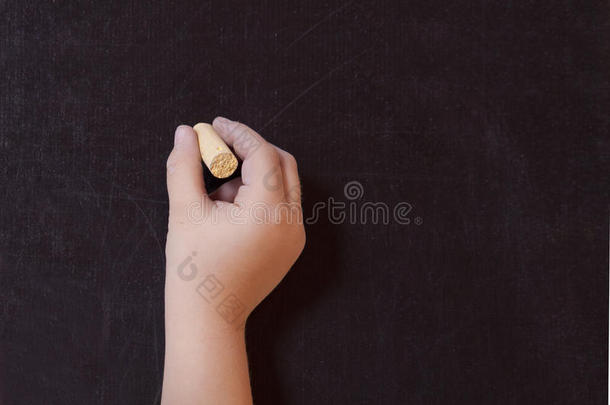 用粉笔在黑板上写字