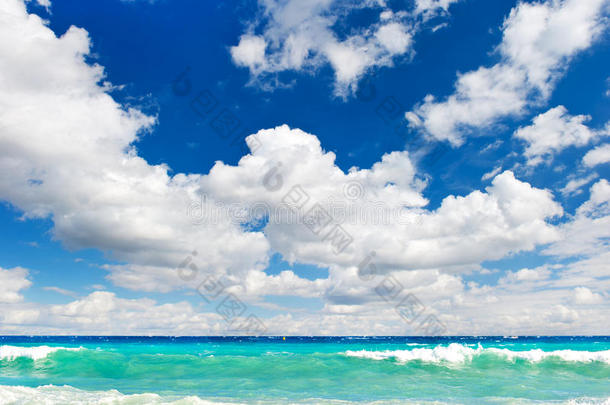 美丽的蓝天上波澜壮阔的大海