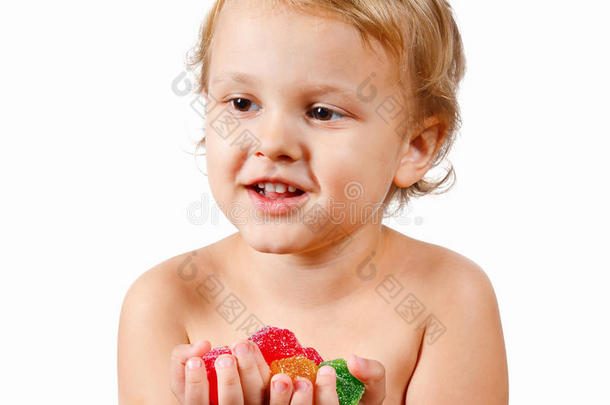 带彩色果冻糖果的小男孩