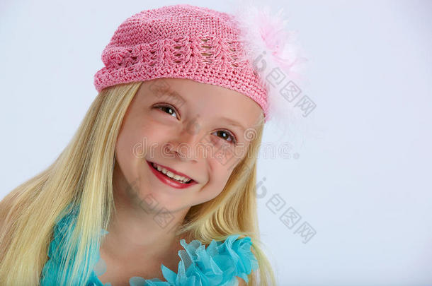 戴粉色毛线帽的快乐女孩