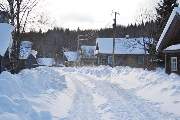 冰雪覆盖的冬季道路