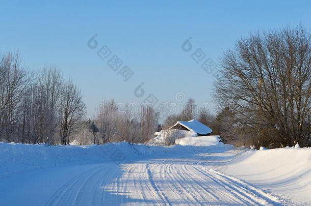 冰雪覆盖的冬季道路