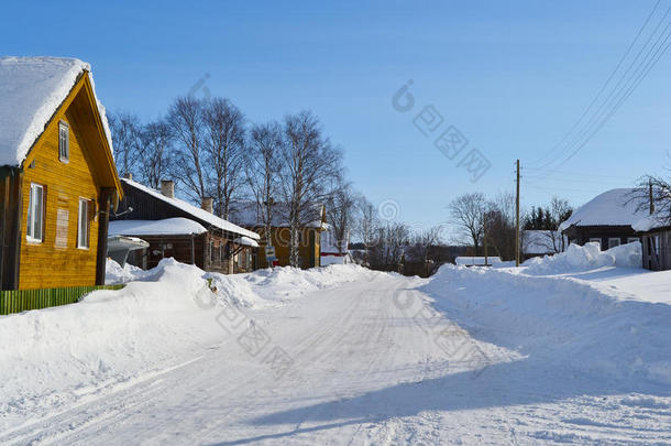 冰雪覆盖的冬季道路