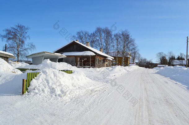 冰雪覆盖的冬季道路