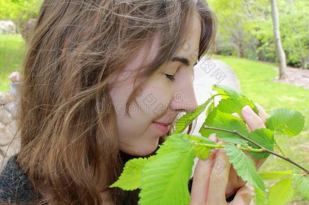 活动青少年幸福植物的黑发