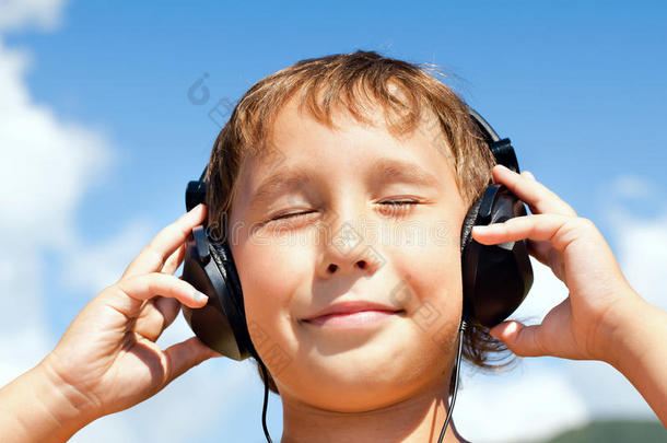 男孩用耳机听音乐
