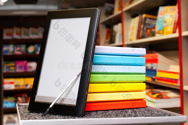 带电子书阅读器的彩色书堆