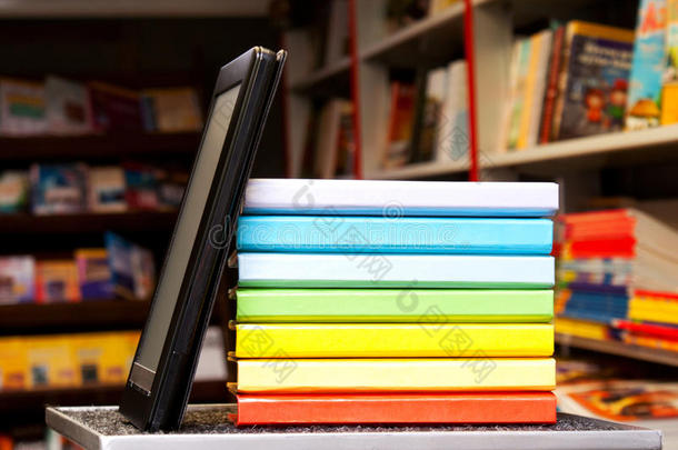 带电子书阅读器的彩色书堆