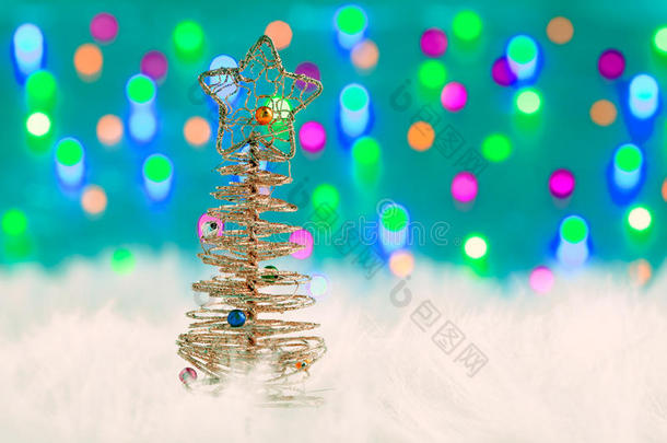 白色皮毛和灯饰的圣诞线树