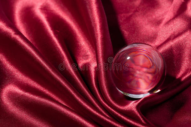 红绸水晶球