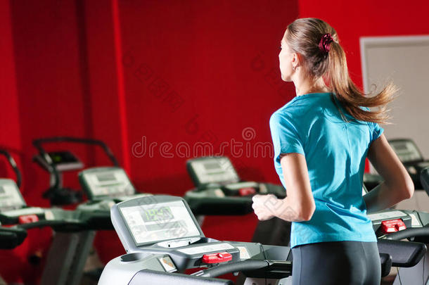 体育锻炼。在机器上运行。