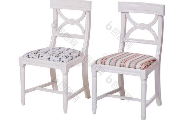 两张优雅的<strong>餐椅</strong>隔着白色