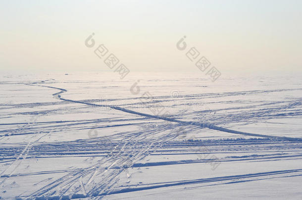 冰冻的芬兰湾上的滑雪道。