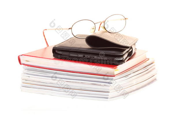 眼镜电子书阅读器一堆书，孤立