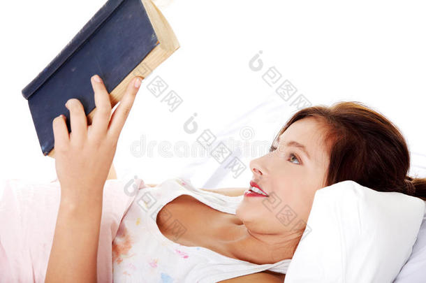 在床上看书的少女。