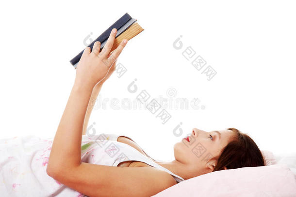 在床上看书的少女。