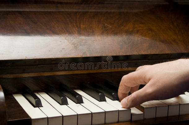 手持钢琴键
