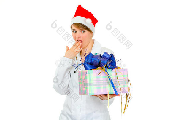 戴圣诞帽看礼物的女医生