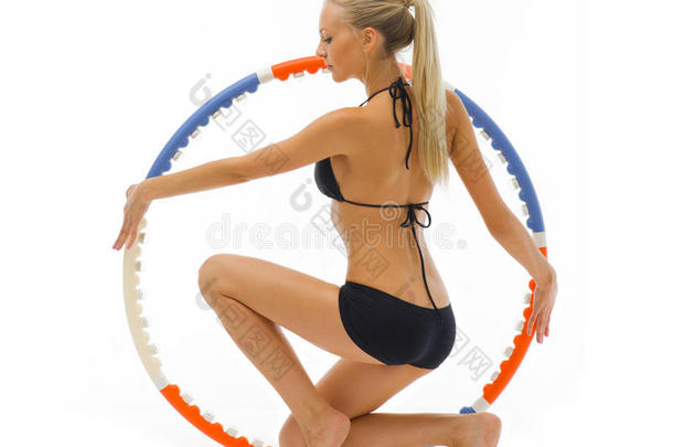 一个女人正在用<strong>铁环</strong>做体操