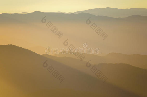 太阳从烟雾缭绕的大山上升起