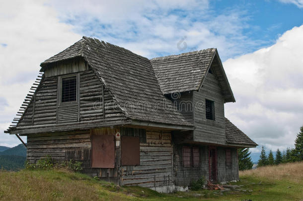 山上废弃的小屋