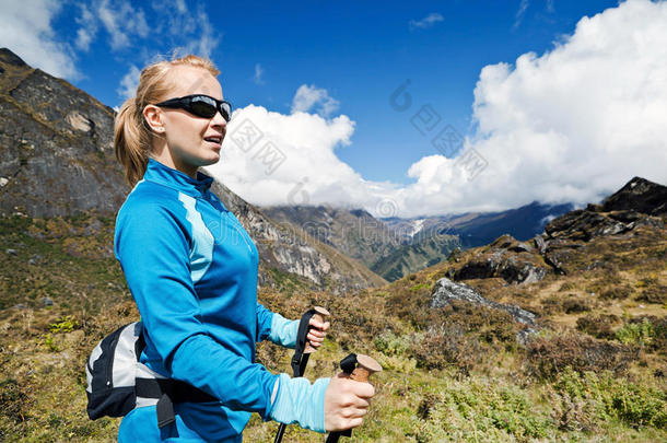 北欧妇女在山中行走