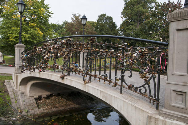 桥上的锁-<strong>永恒爱情</strong>的象征。