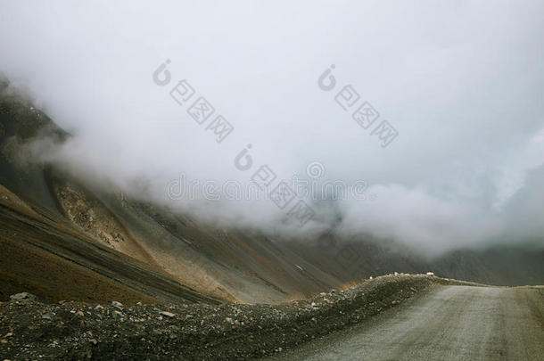 从barskoon山谷出发的陡坡高山路