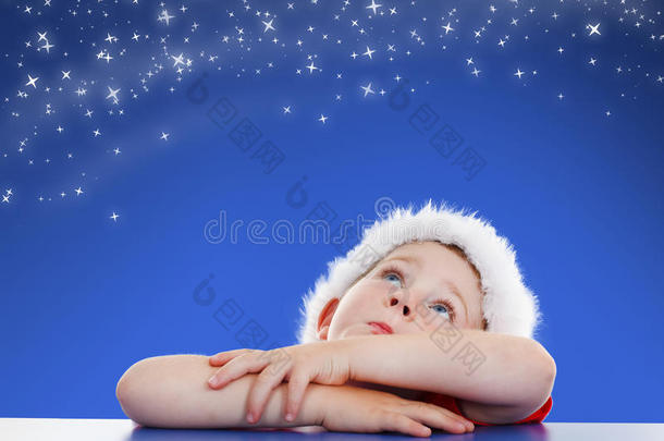 小男孩仰望星空