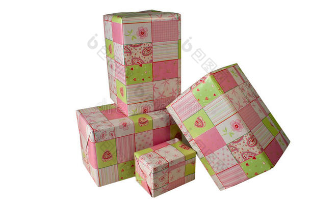 用粉色礼品纸包装的礼物-1