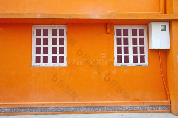 橙色背景的复<strong>古墙</strong>壁和窗户