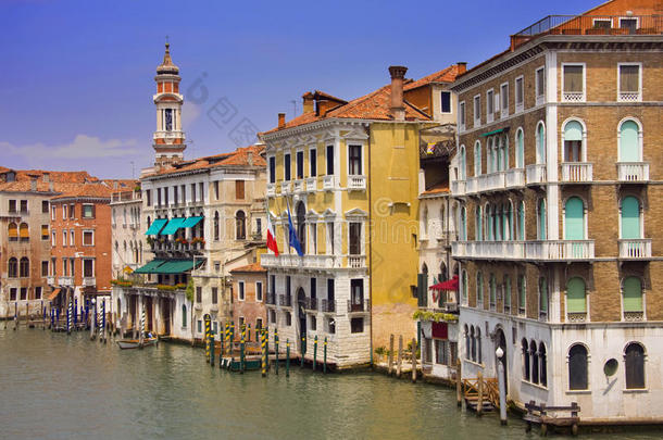 威尼斯运河沿岸的彩色建筑