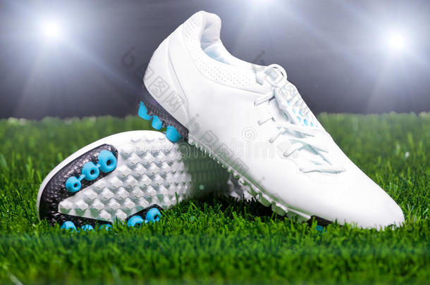 草地上的足球靴