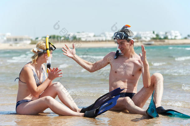 一对夫妇在海滩上戴着潜水器