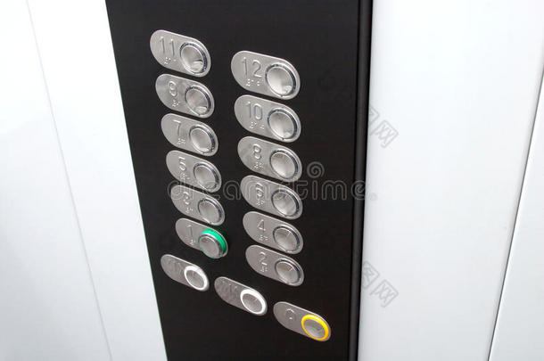 带金属按钮的电梯轿厢控制面板