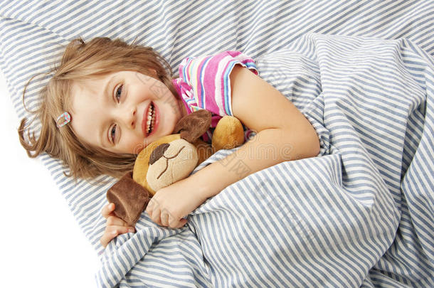 床上有玩具的小女孩