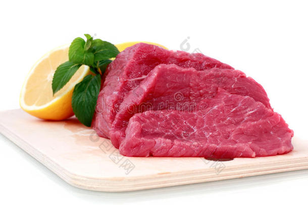 牛肉牛排在肉硬板上加绿叶和