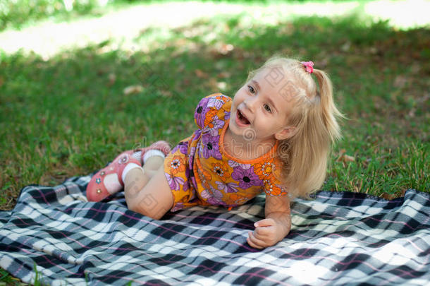 坐在公园里的小女孩
